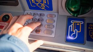 De ce trebuie să apeși de 2 ori butonul „Cancel” după ce bagi cardul în bancomat. Ce se întâmplă apoi