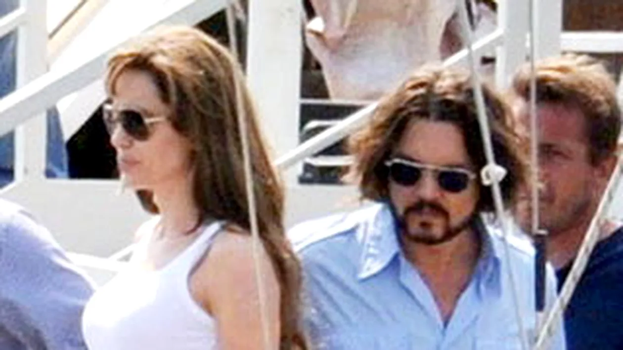 Angelina Jolie il uraste pe Johnny Deep