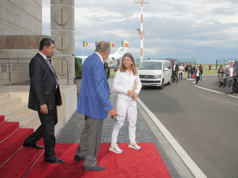 Cu ce bolid de sute de mii de euro a plecat Simona Halep de la Aeroportul Otopeni. Ce surpriză i-a făcut Ion Țiriac