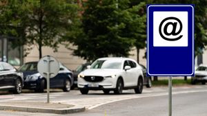 Puțini șoferi știu! Ce înseamnă, de fapt, semnul rutier cu "coadă de maimuță" pe șoselele din România
