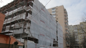 Caz ciudat intr-un bloc din Capitala! Pe hartie are doua etaje, in realitate sunt trei si o mansarda!