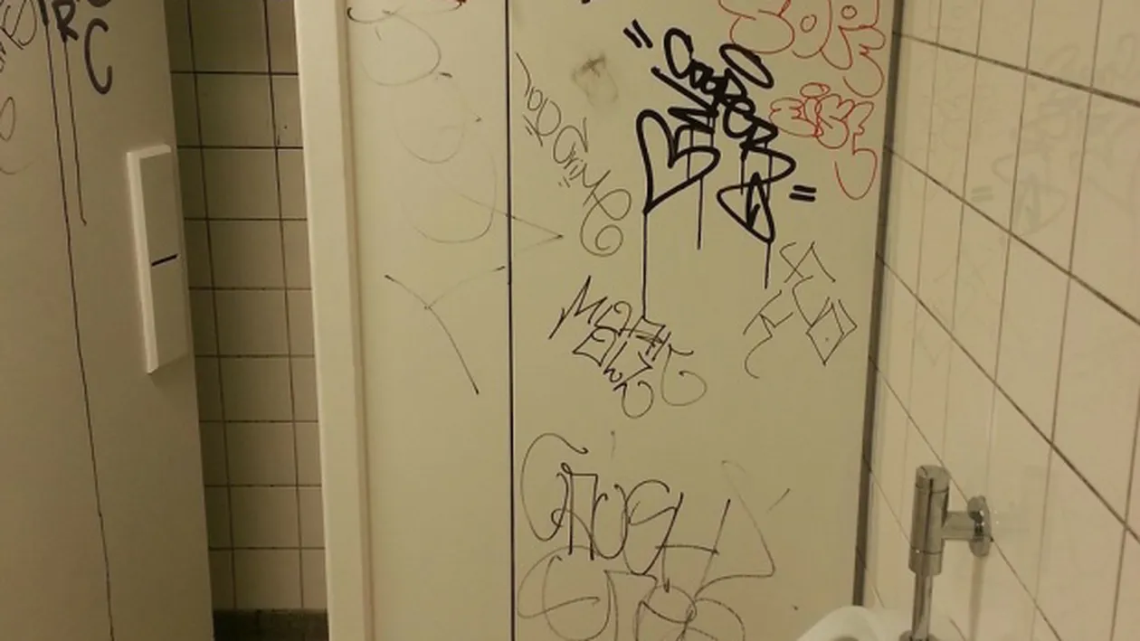 A trimis un SMS la un număr de pe peretele unui WC. Nu vă imaginați ce a urmat