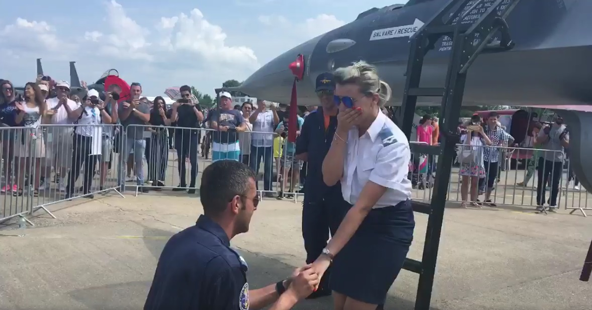 Lacrimi și emoții la BIAS 2018! Un angajat al Forțelor Aeriene Române a îngenuncheat și a cerut-o de soție pe iubita lui