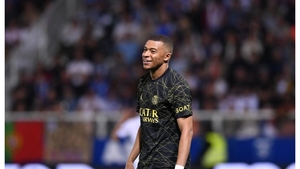 Kylian Mbappe a mers cu Armata în satul unde s-a născut tatăl său. Jucătorul lui PSG a folosit și o blindată
