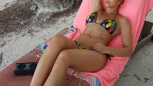 Lora, super sexy pe prosop, în Maldive. Acasă, vedetele tremură sub limita îngheţului!