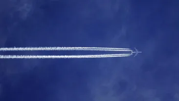 Un pilot român dezvăluie adevărul despre dârele albe de pe cer. De unde vin cu adevărat și cât sunt de periculoase