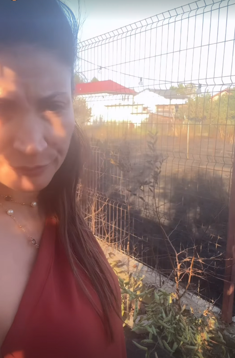 Ioana Ginghină, la un pas să ardă în propria casă! Vecinul ei a dat foc în curte și flăcările au făcut ravagii