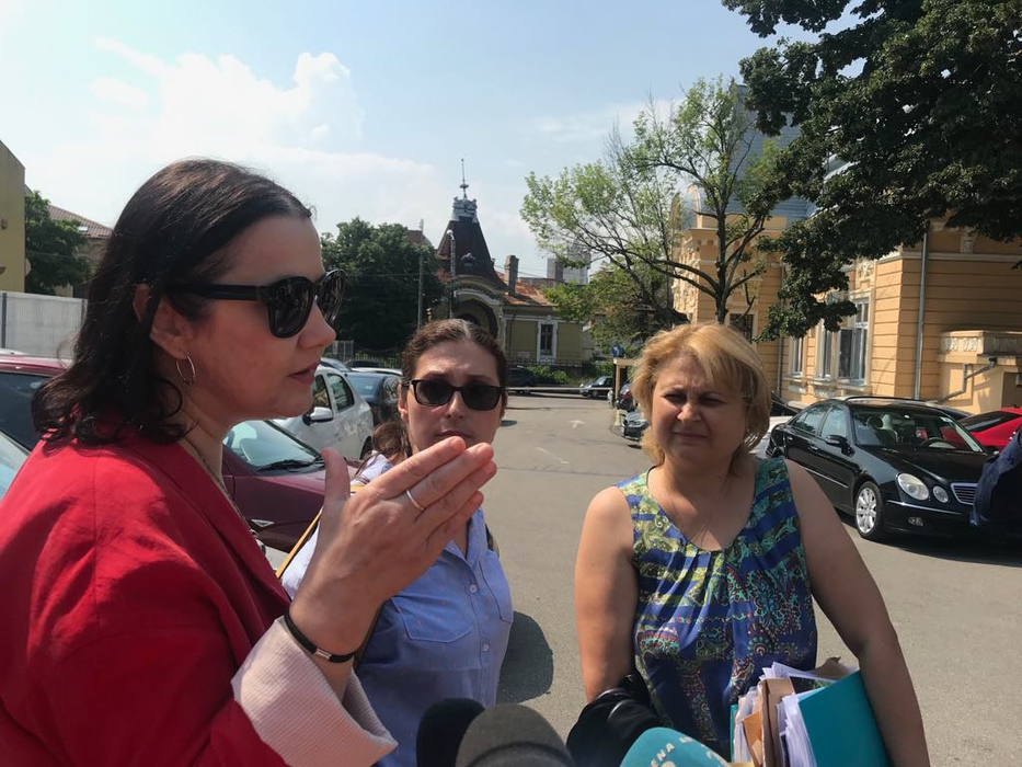 Ramona Săcărin, încadrată de două dintre avocatele familiei