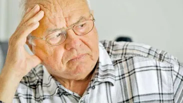 VIDEO | Lacrimi de durere pentru „Regele dansului“. ALEXANDRU ARŞINEL a suferit în tăcere pe balconul teatrului unde a fost depus CORNEL PATRICHI