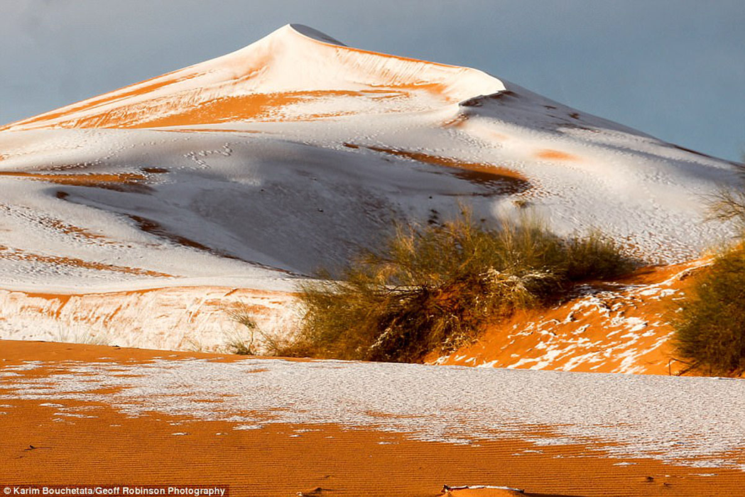 GALERIE FOTO. Zăpadă în deșertul Sahara, după o ninsoare extrem de rară