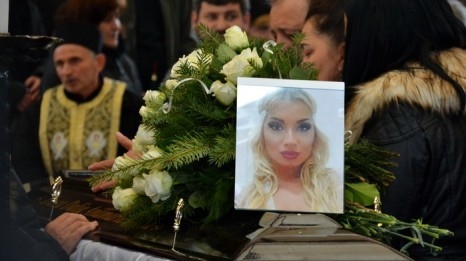 Imagini sfâşietoare de la înmormântarea DALIEI DUCA, tânăra de 24 de ani împuşcată de iubit! Mama ei este distrusă de durere
