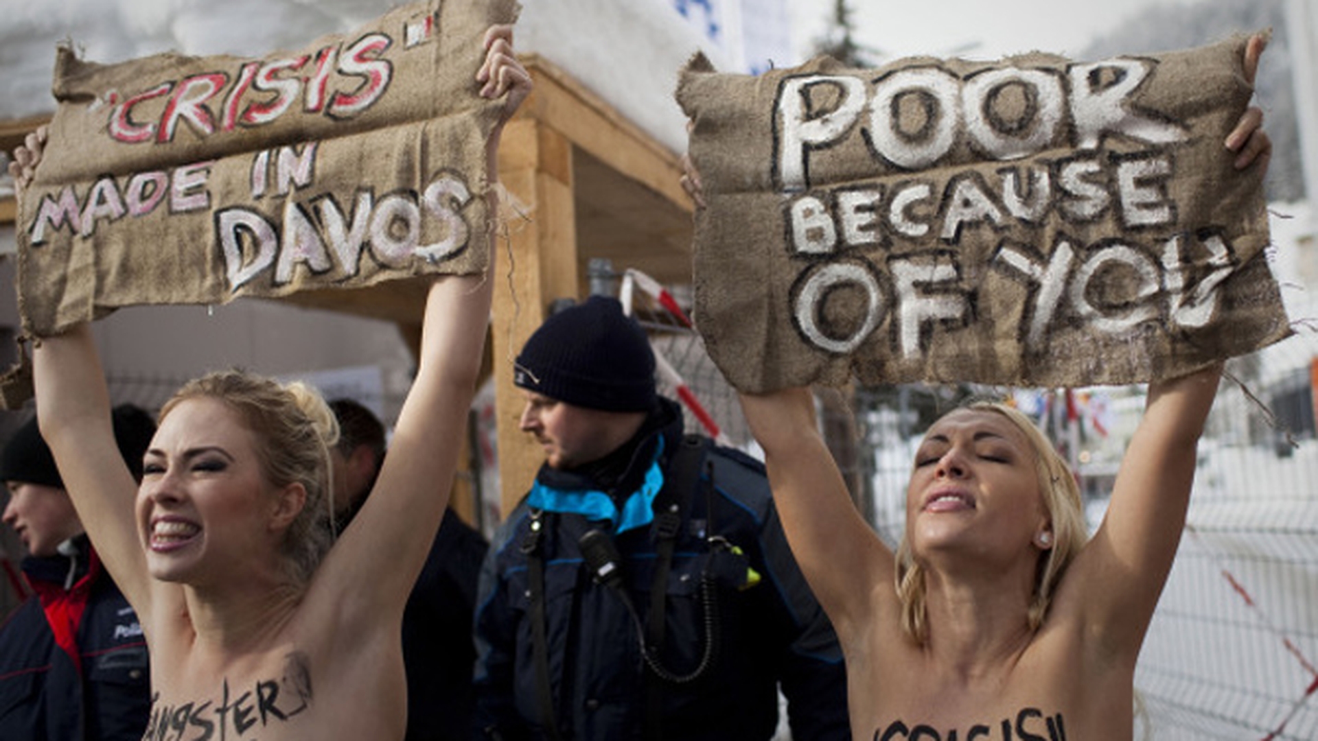 Trei tinere ucrainence au protestat topless la Davos!