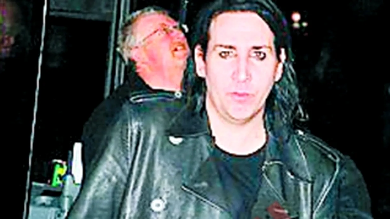 Asa arata Marilyn Manson fara machiaj