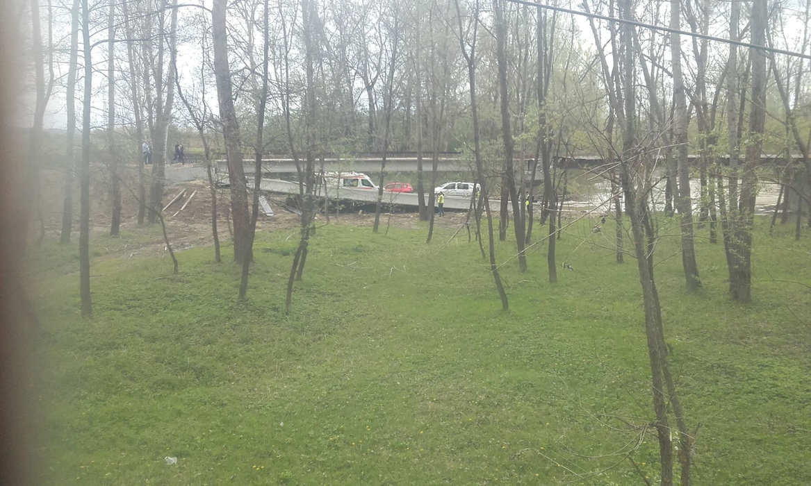 Un pod din Gorj s-a prăbuşit peste muncitori. A fost solicitat elicopterul SMURD pentru o femeie care e în stare gravă