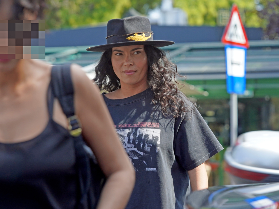 Inna a atașat ținutei o pălărie fashion / (Sursa: CANCAN.RO)