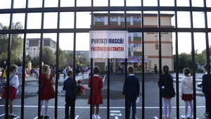 Decizie importantă, luată în București.  Masca rămâne obligatorie în apropierea școlilor și în spațiile aglomerate