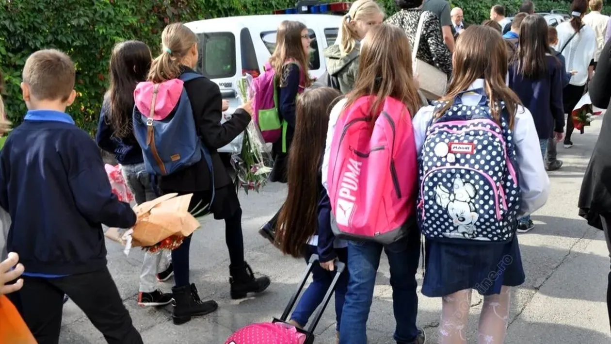 Când intră elevii în vacanța de toamnă. Ministerul Educației a decis care sunt perioadele în care cei mici vor sta acasă