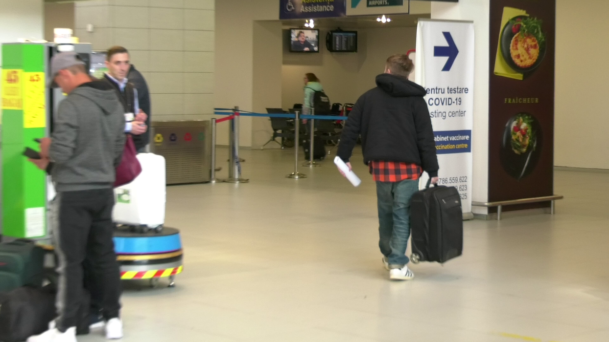 Codin Maticiuc, în aeroport/ Sursă foto: CANCAN.RO