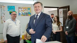 Crin Antonescu, însoțit de soție la alegerile prezidențiale. Motivul pentru care au oferit declarații în engleză