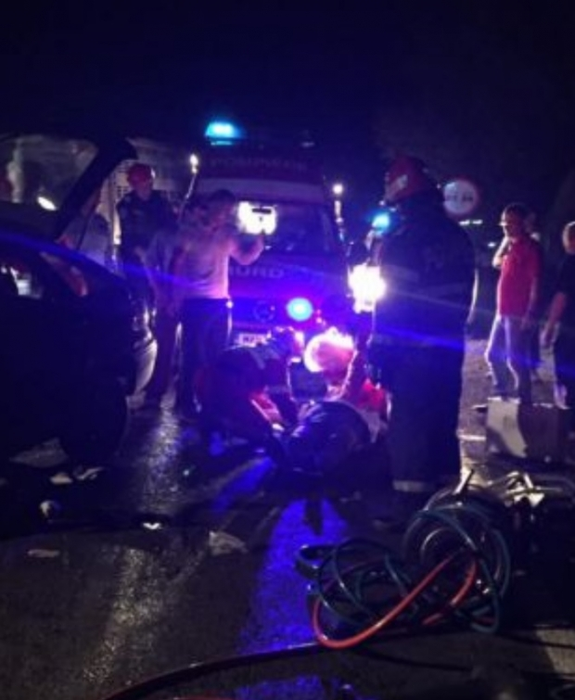 Trei persoane în stare gravă la Brașov, după ce un camion intrat în balans s-a răsturnat peste o mașină