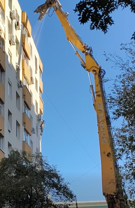 A început demolarea blocului afectat de explozia din Rahova. Primele imagini + planul autorităților