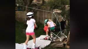 Creativitate în izolare! Un bărbat le-a construit fiicelor sale o pârtie cu telescaun în curtea casei