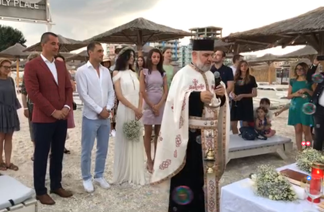 Un preot a oficiat ceremonia