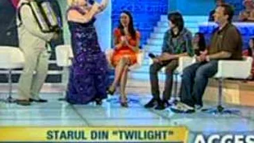 I-am cucerit pe americani! Un actor din Twilight a dansat ca nebunu' pe melodiile Clejanilor! VEZI AICI ce show a facut!