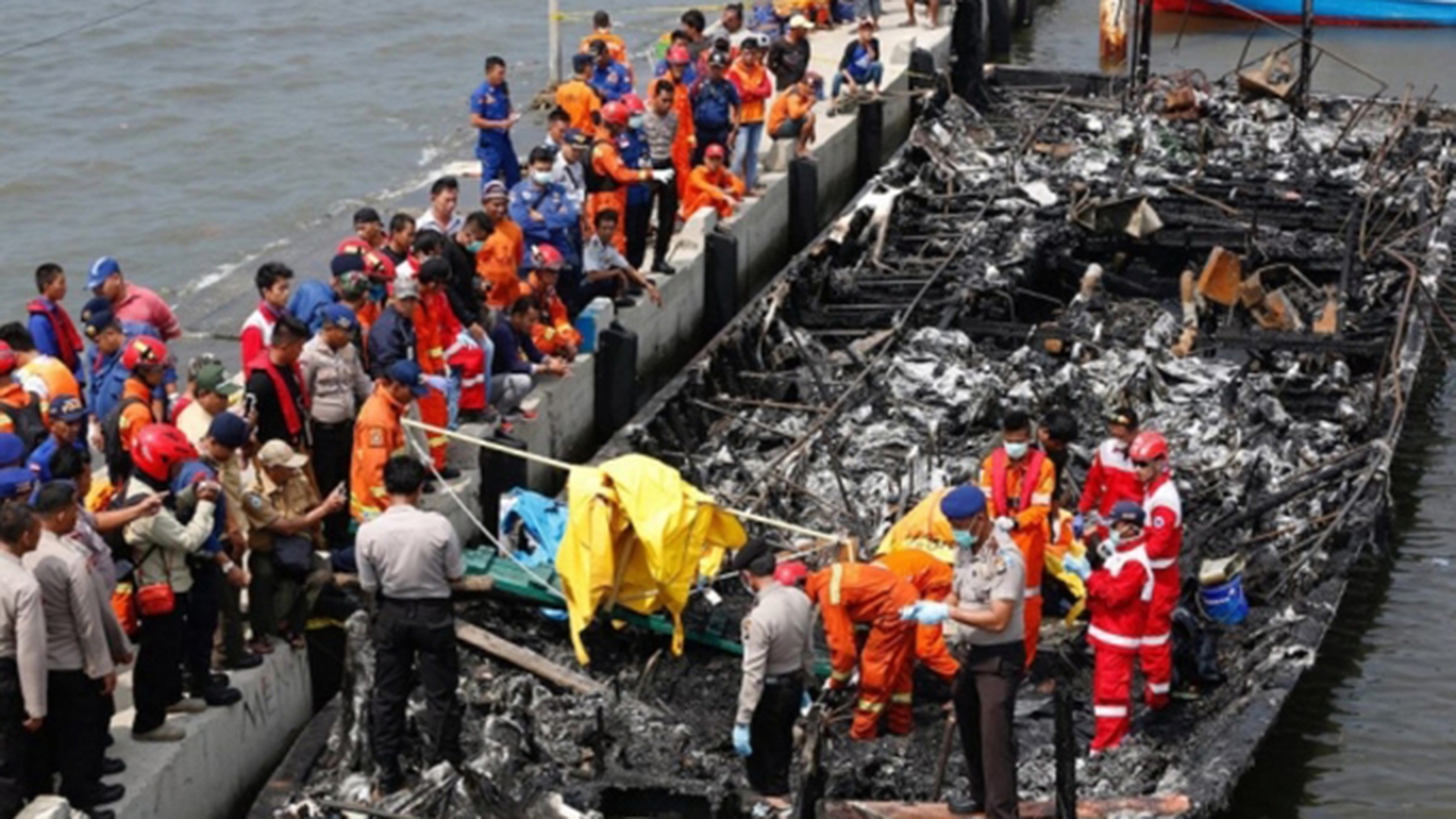 Tragedie la bordul unei ambarcaţiuni din Indonezia: 23 de oameni au murit!
