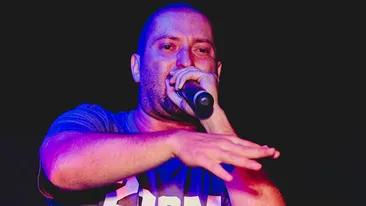 Cheloo si-a lasat fanii cu gura cascata. A aparut cu o rana imensa la un concert!