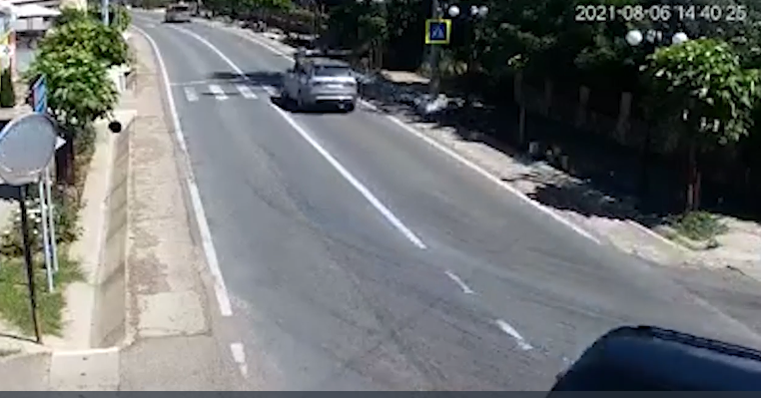 Imagini șocante! O bătrână a fost spulberată pe trecerea de pietoni de o tânără cu un BMW în județul Suceava