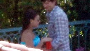 Ashton Kutcher si-a dus noua iubita, Mila Kunis, intr-o vacanta romantica in Bali