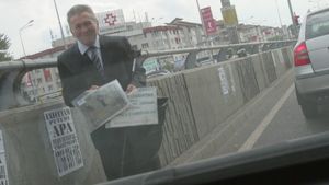 Îl mai ţineţi minte pe profesorul care îşi cheltuia banii din cerşit la păcănele? Acum şi-a făcut Facebook. Cum arată în prezent 