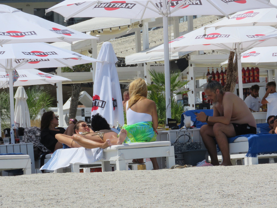 Roxana Ilie, în poziții incendiare pe plaja de la Mamaia