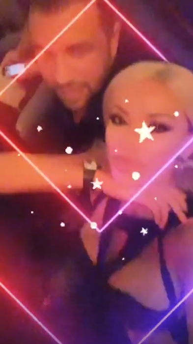 Bianca Drăgușanu și Alex Bodi, săruturi și atingeri fierbinți în public. Avem imaginile cu cei doi