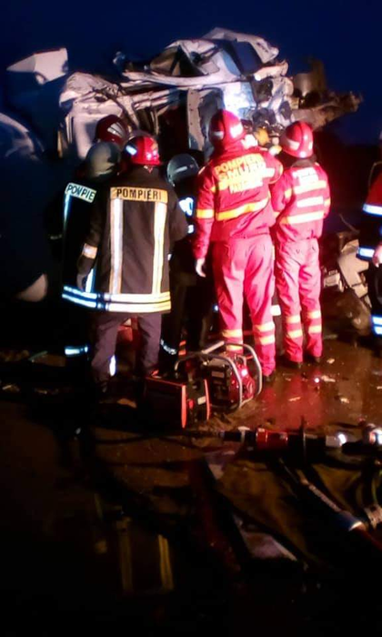 Accident cumplit pe DN6! Două TIR-uri s-au ciocnit violent, iar unul dintre șoferi a rămas încarcerat
