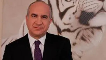 Milionarul are parte de ”protocol de grad 0” la locul de muncă Zici că-i şef de stat!