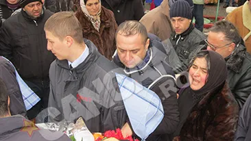 Leo din Strehaia şi-a înmormântat tatăl fără manele! A plâns şi a stat tot timpul cu mâinile pe sicriu!