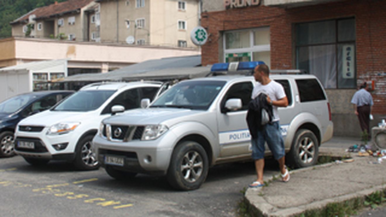 Trei tineri fani ai muzicii electronice cercetaţi de DIICOT pentru posesie de droguri