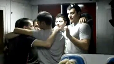 VIDEO Super tare! Asta era atmosfera in trenul groazei! Smecherii astia s-au distrat pe muzica populara de petrecere 60 de ore inzapeziti in mijlocul pustietatii