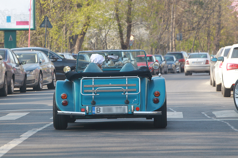 Crăița Țarălungă a plecat la plimbare, cu mașina-i retro, captând privirile partenerilor de trafic