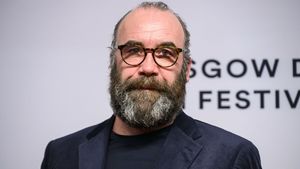 Actorul care a trecut de la dormit în cort la roluri de succes este de nerecunoscut în 2026. L-ai văzut în „Game of Thrones”