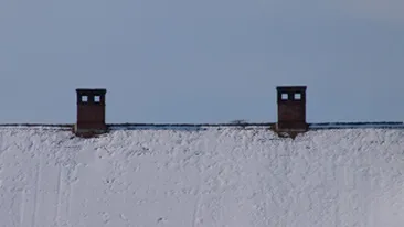 Acoperisul unei hale din Craiova a cedat din cauza zapezii si a cazut peste 3 oameni!