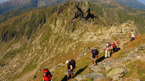 ULTIMA ORĂ! O turistă din Germania a căzut într-o prăpastie în Munţii Făgăraş! Are şanse mici de supravieţuire!