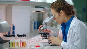 Apar mutații genetice?! Cum modifică noul coronavirus genele și ADN-ul uman