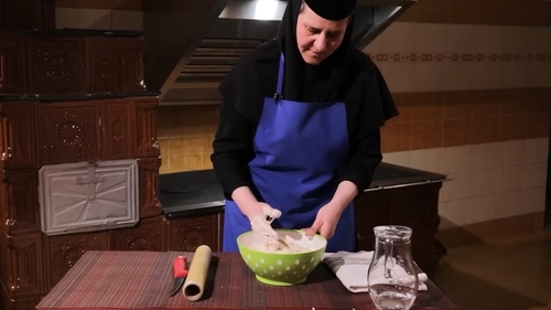 Langoși de post pufoși, ca odinioară. Rețeta maicii Valentina de la Mănăstirea Piatra Fântânele