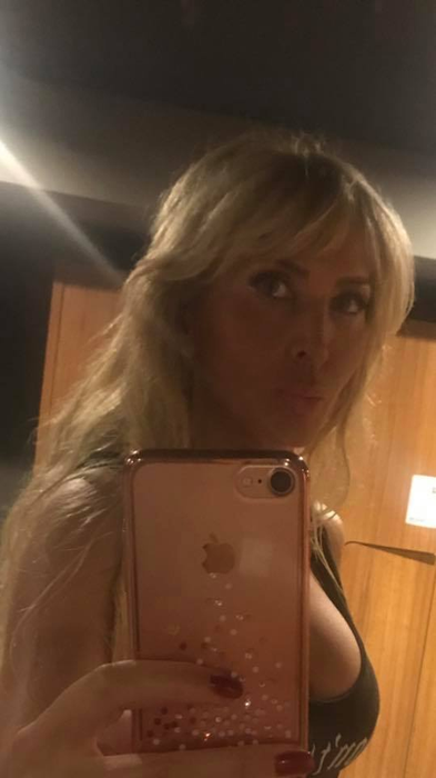 Maya, sexy-patroneasa MedLife, este noua "Regină a selfiurilor" din lumea bună
