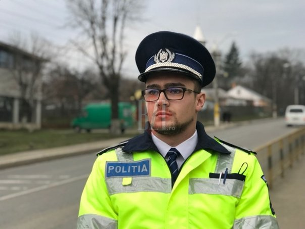 Polițistul erou din Iași! A intrat în apa rece ca gheața și a salvat două fete!