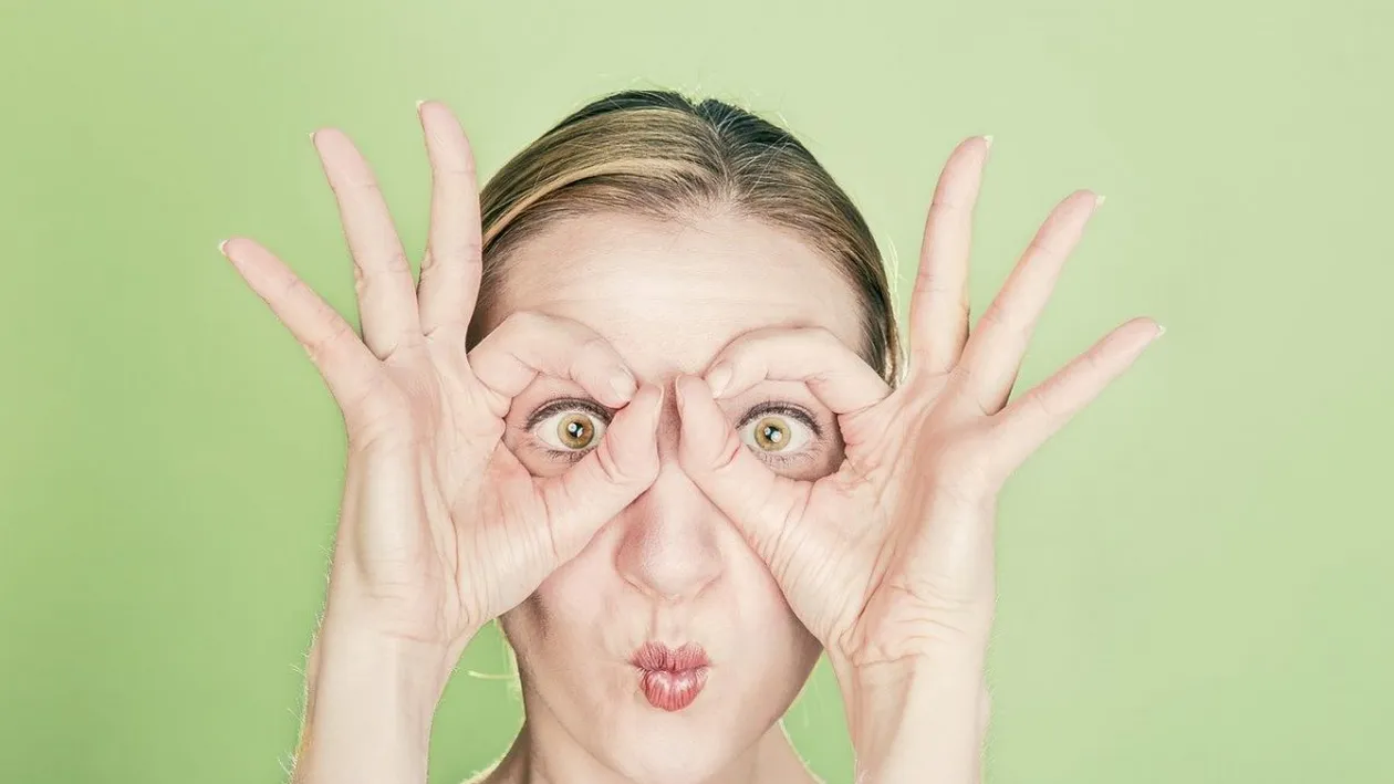 BANCUL ZILEI | Discuție amuzantă între două prietene, într-un bar