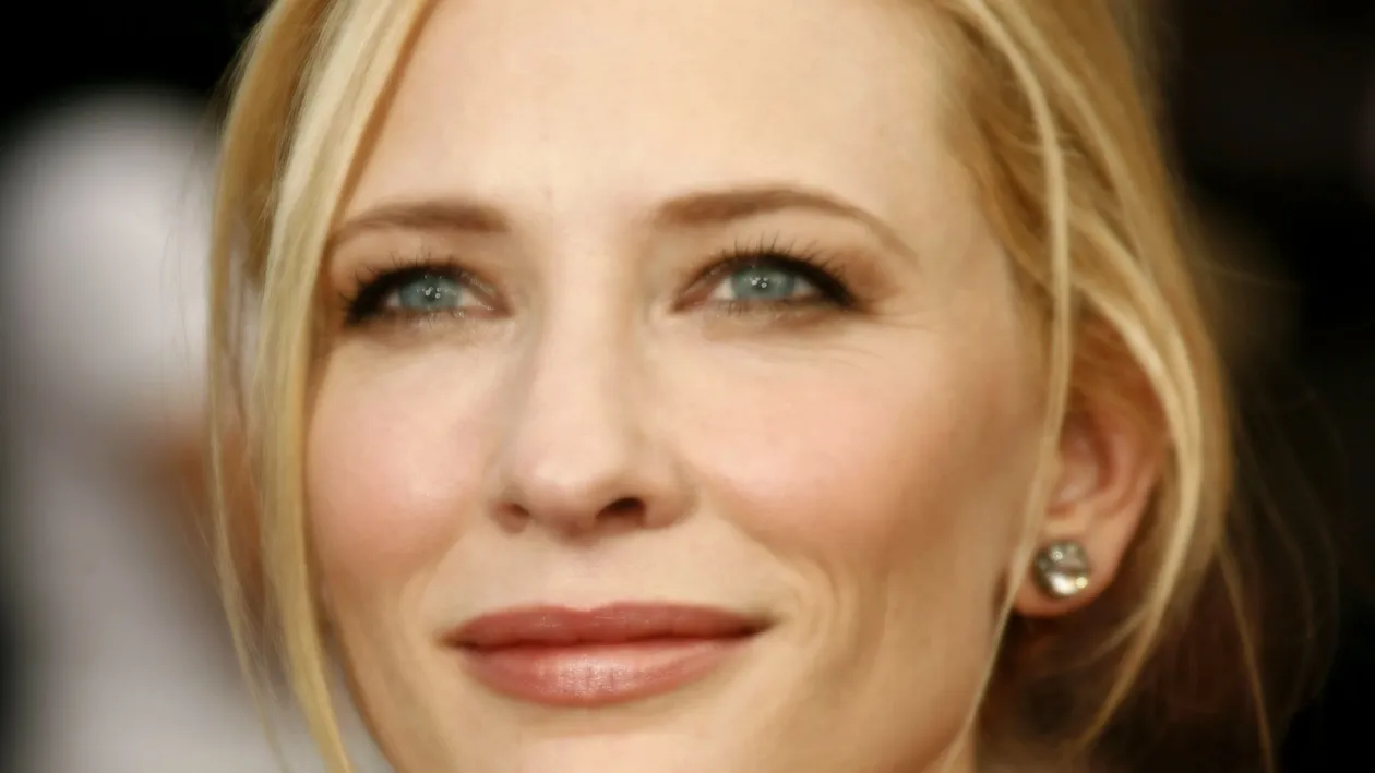 Cele mai ciudate secrete de frumuseţe ale celebrităţilor! Nu eşti curios să afli ce tratamente naturale le fac să strălucească?